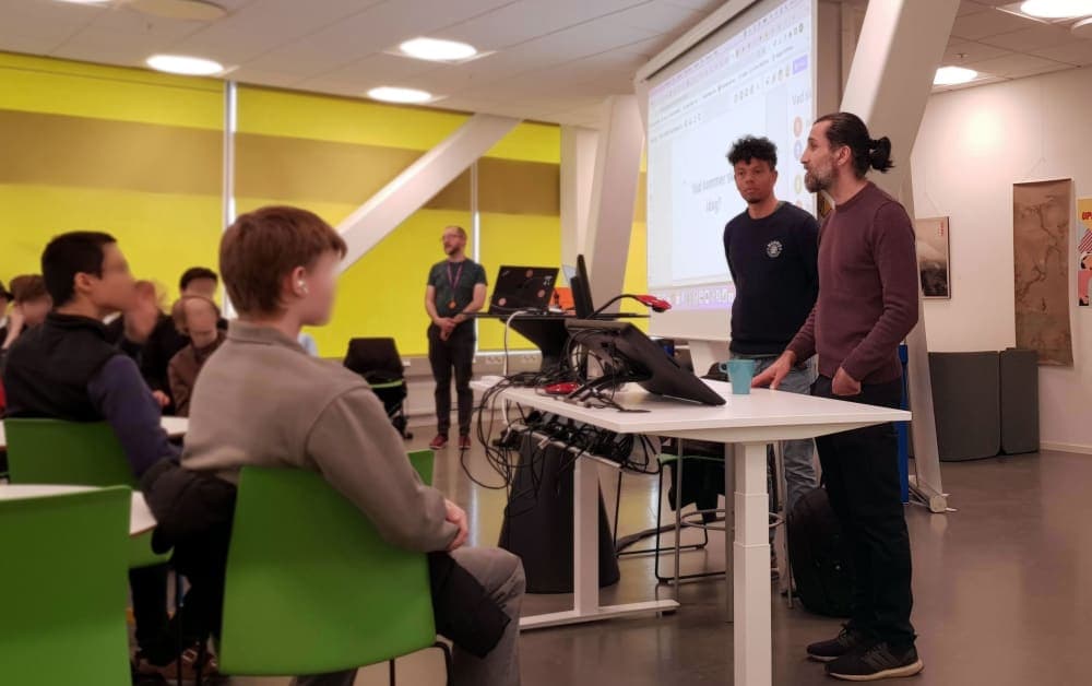 Jubel och applåder för EdAider från eleverna på SSIS